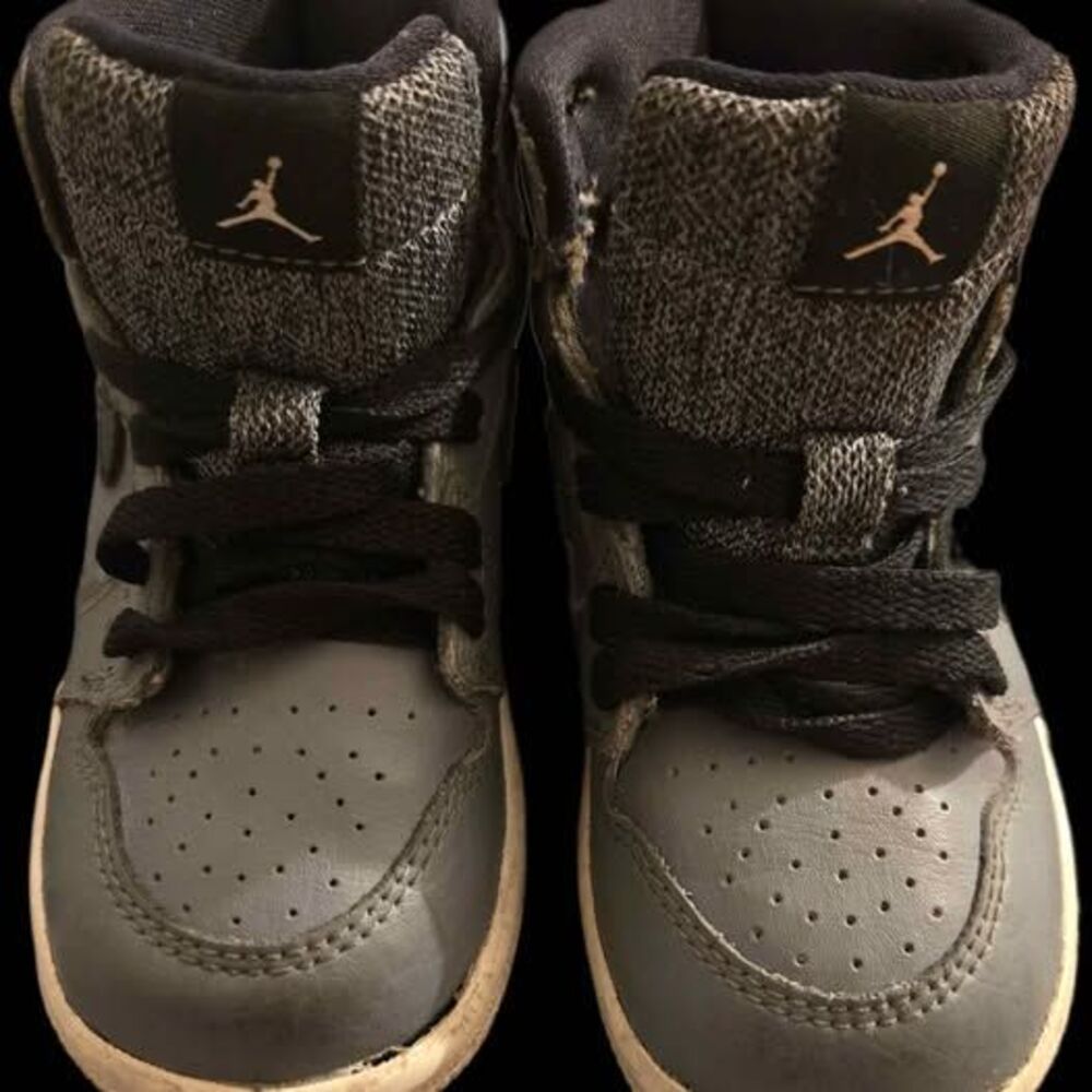 Mid sneakers black & grey
Size 6c